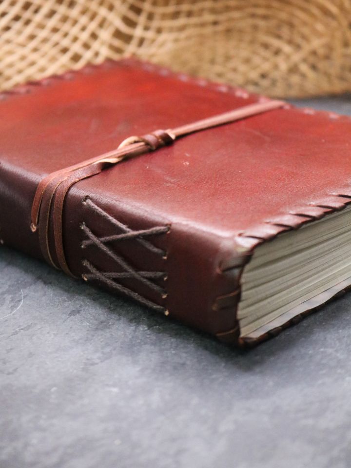 Mittelalterliches Tagebuch mit genähten Rändern 2